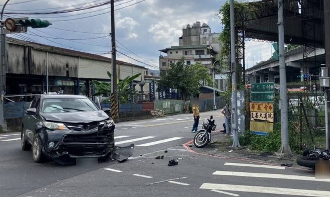 台灣新聞通訊社-新店死亡車禍！休旅車左轉擦撞黃牌重機　21歲騎士送醫搶救不治