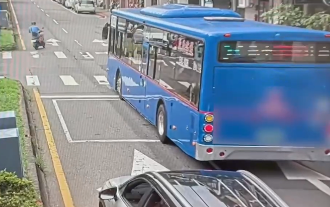 台灣新聞通訊社-北市公車緩慢滑行闖紅燈 運將身體不適遭警方開罰