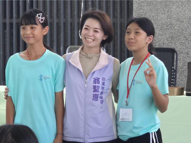 台灣新聞通訊社-馬蘭阿美族祭祖 藍綠選戰要角齊聚爭曝光