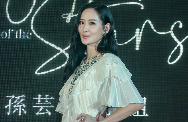 台灣新聞通訊社-第一名媛孫芸芸低胸黑洋裝秀火辣身材 55萬名牌包成焦點