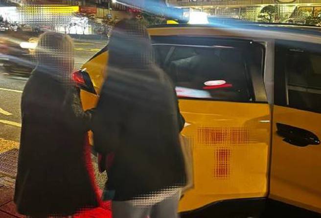 台灣新聞通訊社-7旬老婦獨坐街頭! 北市「甜心女警花」暖心助返家