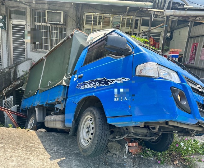 台灣新聞通訊社-毒駕撞車還闖大禍! 小貨車竟「倒退嚕」插進北投民宅