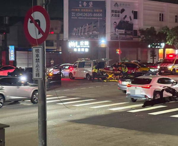 台灣新聞通訊社-台中沙鹿車禍像打保齡球！ 5車被撞四散6人送醫