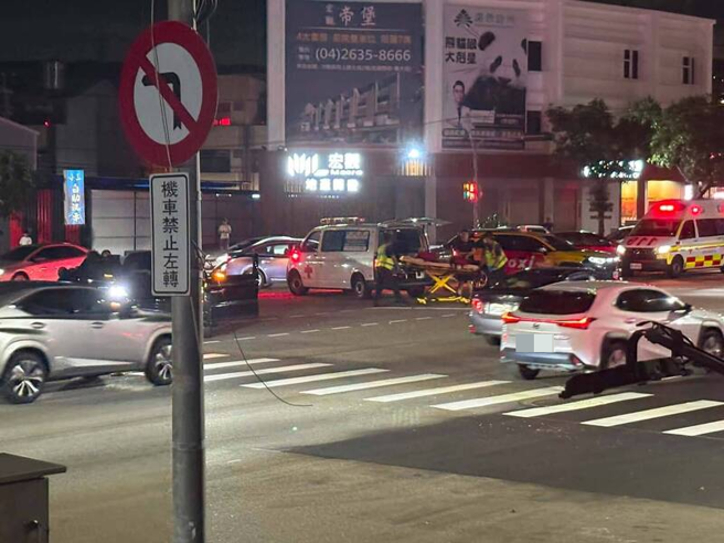 台灣新聞通訊社-台中沙鹿車禍像打保齡球! 5車被撞四散6人送醫