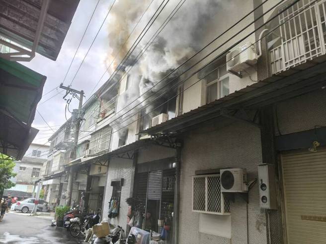台灣新聞通訊社-台中豐原民宅大火竄濃煙! 7旬翁大面積燒燙傷送醫