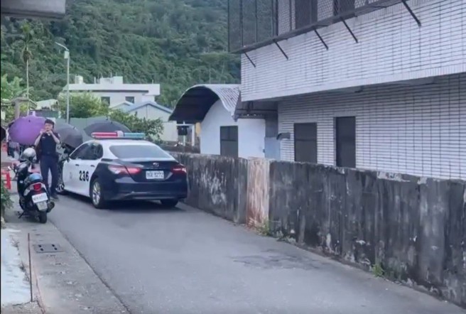 台灣新聞通訊社-尬電!台東玄濟宮疑再遭潑灑穢物 警方到場採證追查嫌犯