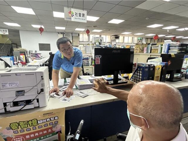 台灣新聞通訊社-「雙軌制」鼓勵為民服務 潮州鎮公所假日加班替淹水戶申請補助