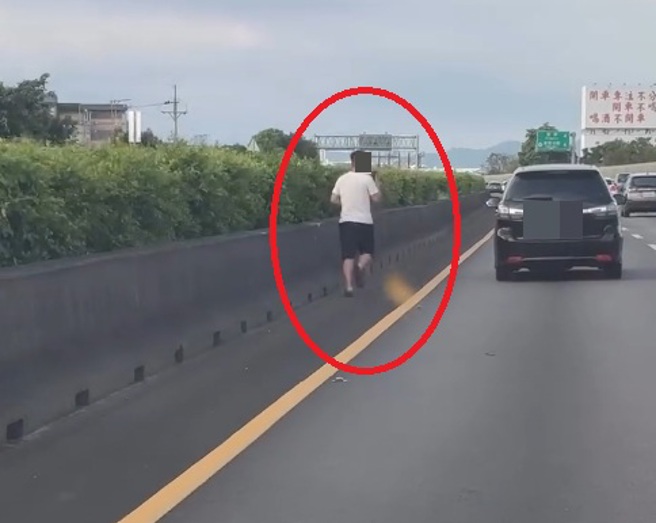 台灣新聞通訊社-國1大雅段驚見拖鞋男狂奔 網驚:馬拉松比賽?