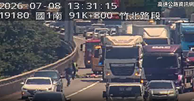 台灣新聞通訊社-國1竹北段92.3k「貨車撞聯結車」！車頭全爛駕駛受困獲救