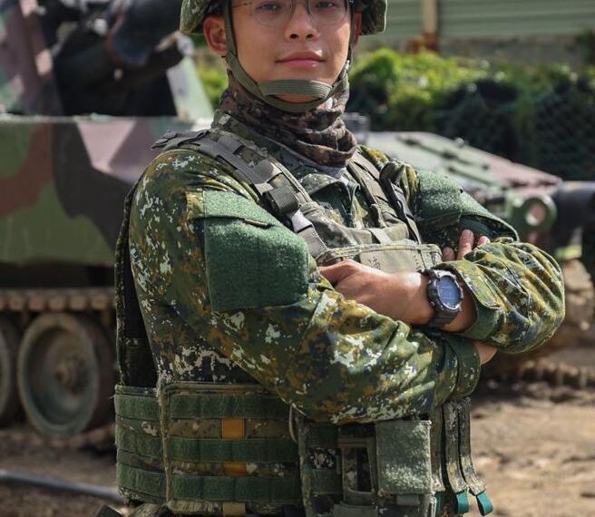 台灣新聞通訊社-542旅砲兵營聯勇操演夜射 克服夜間低能見度挑戰 驗證射擊精準度