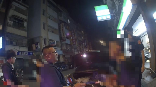 台灣新聞通訊社-北市街邊「分手擂台」吵翻天 持雨傘砸車鬧上警局