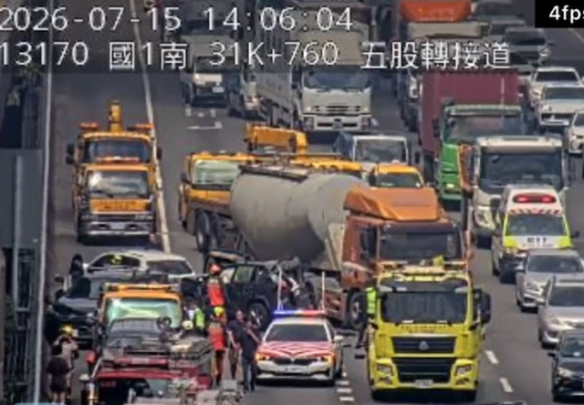 台灣新聞通訊社-快訊》國1南五股轉接道「1大5小車」連環撞！車流紫爆