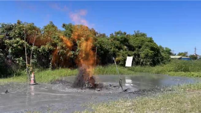 台灣新聞通訊社-萬丹泥火山今年二度噴發 3處噴泥口冒泥漿湧2分地