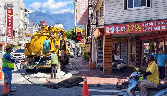 台灣新聞通訊社-花蓮備戰強颱預防性清溝 驚揭3餐飲街排水溝堵塞元凶