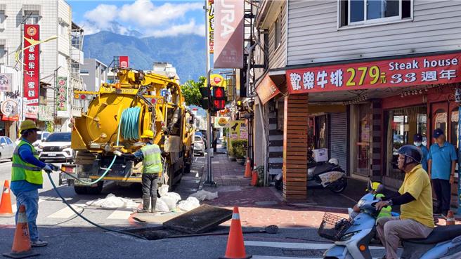 台灣新聞通訊社-花蓮備戰強颱預防性清溝 驚揭3餐飲街排水溝堵塞元凶