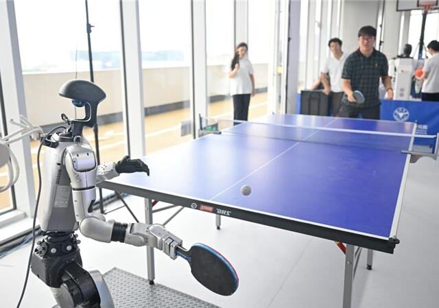 台灣新聞通訊社-陸首座機器人學校開學 訓練「邏輯大腦」：還要學講笑話