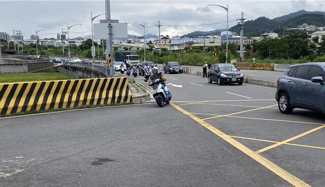 台灣新聞通訊社-國4引道近90度彎！旱溪西路追撞頻傳 中市府擬增右轉混合道