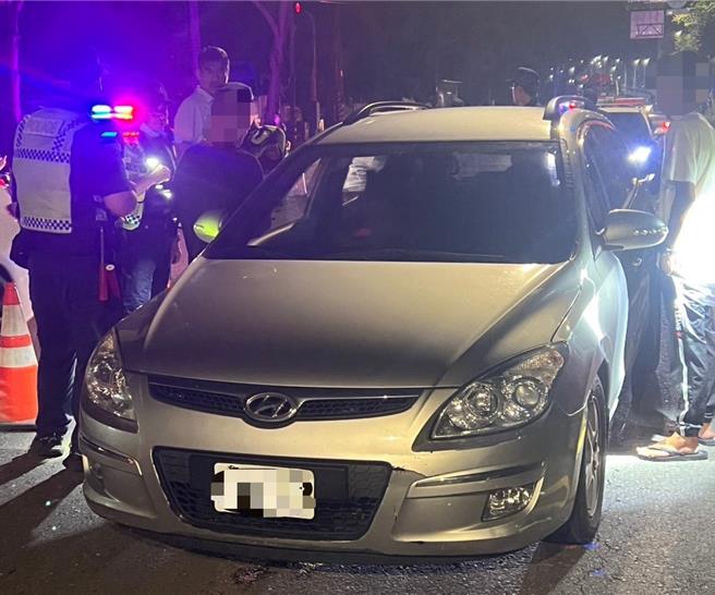 台灣新聞通訊社-青春專案首夜高雄逮8通緝犯6毒駕 23歲男名車買沒1年遭移置保管