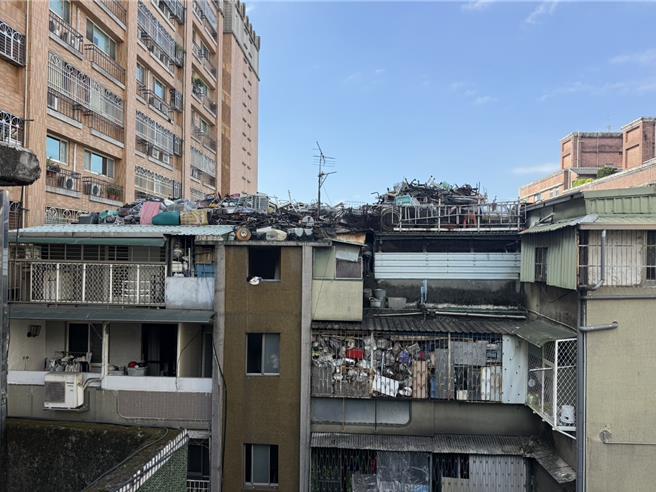 台灣新聞通訊社-新莊頂樓「天空垃圾山」開拆 市府跨局處強制清運估2周完成