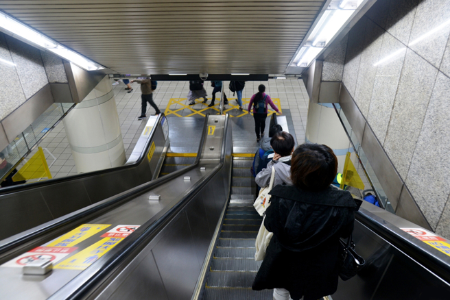 台灣新聞通訊社-北捷台北車站M8現嗆辣氣體民眾狂咳 垃圾桶揪「防狼噴霧」警追人