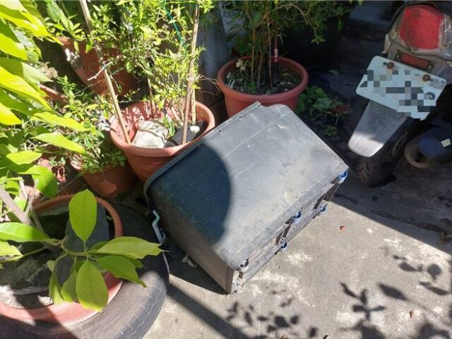 台灣新聞通訊社-遭鄰居檢舉違建！高雄莽男「砸車破缸」吃官司 建物也不保