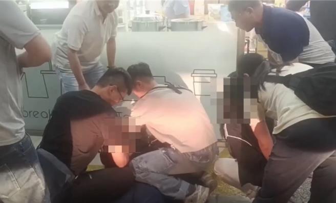 台灣新聞通訊社-高雄男家中倒臥血泊慘死 主嫌情侶檔落網2共犯在逃