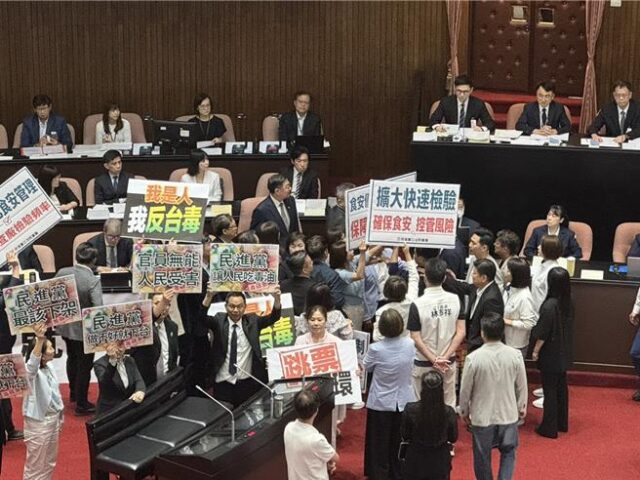 台灣新聞通訊社-卓榮泰被國民黨立委團團包圍  食安專報一度中斷11分鐘