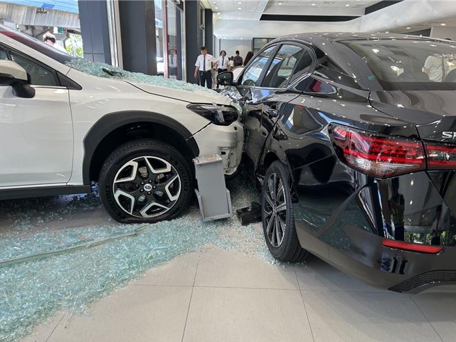 台灣新聞通訊社-賀成交?婦人開車衝汽車展示間 慘撞「仙草」新車囧了