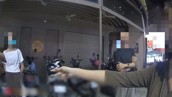 台灣新聞通訊社-高雄街頭驚爆「衛生紙團襲擊」! 女突遭攻擊報警揭真相