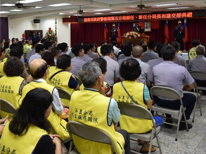台灣新聞通訊社-分配業務起爭執涉霸凌!男警阻止女警機車騎進停車場遭起訴