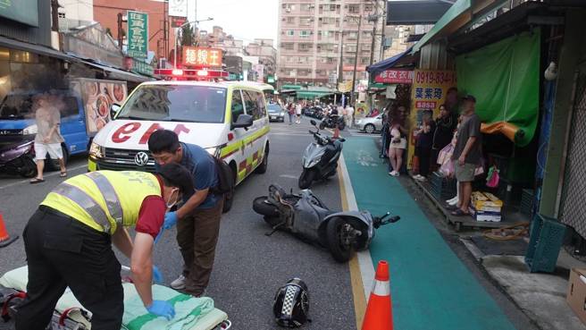 台灣新聞通訊社-桃園同安街驚傳車禍！ 行人穿越馬路遭機車撞飛送醫