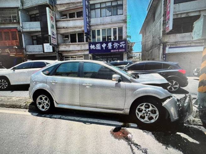 台灣新聞通訊社-桃園男駕駛開到「度估」 猛撞分隔島驚險畫面曝