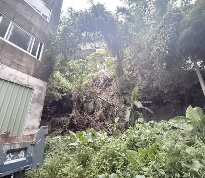 台灣新聞通訊社-快訊》新北驚傳土坡崩落 新莊社區居民驚慌報警