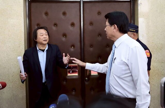 台灣新聞通訊社-影》向扶龍王「下戰帖」！謝龍介邀他來站台 王世堅尷尬了