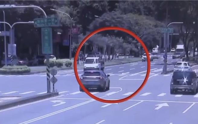 台灣新聞通訊社-千元鈔票如雪花飄落撒整路 鼓山警助全數尋回