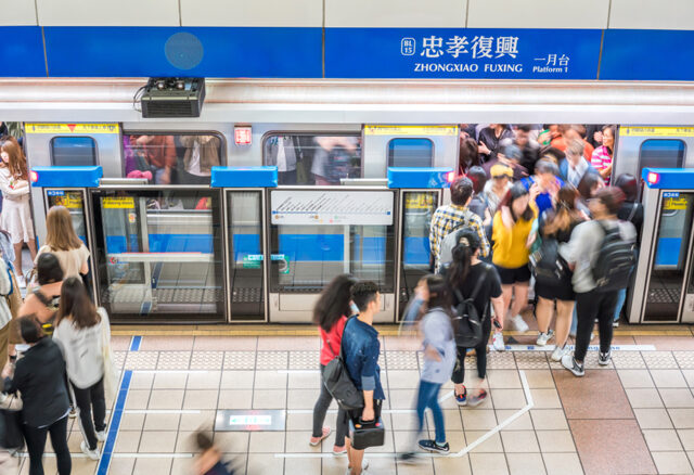 台灣新聞通訊社-搭捷運驚見「台北人特殊技能」 通勤族笑：多練就會