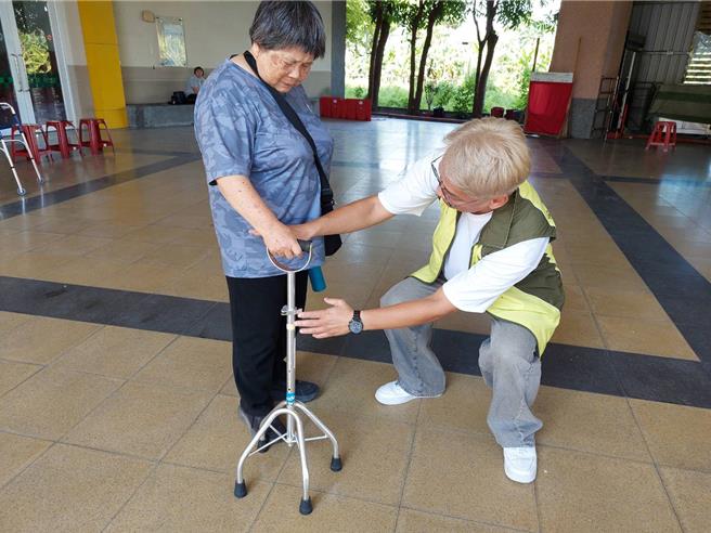 台灣新聞通訊社-借用維修不用跑市區!高雄達成「區區都有輔具站」