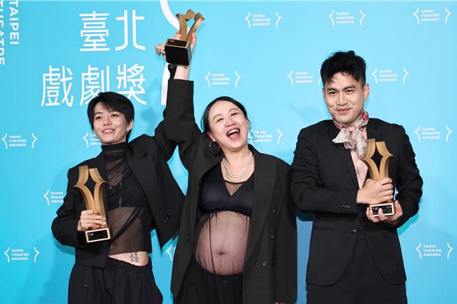 台灣新聞通訊社-導演洪千涵「借弟弟精子懷孕」!挺8個月孕肚上台:平權之路還要走
