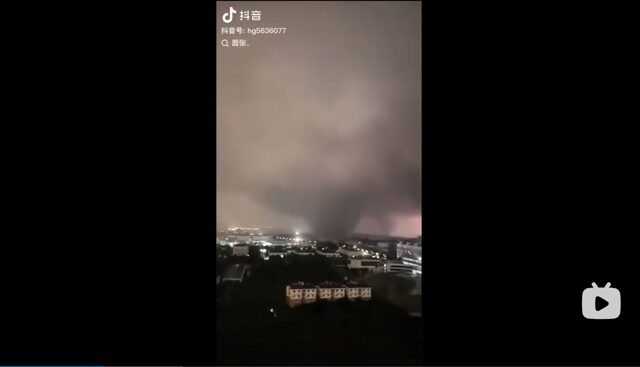 台灣新聞通訊社-湖北巨大楔型龍捲風橫掃黃岡釀11死！恐怖畫面曝 竟跟梅莎颱風有關