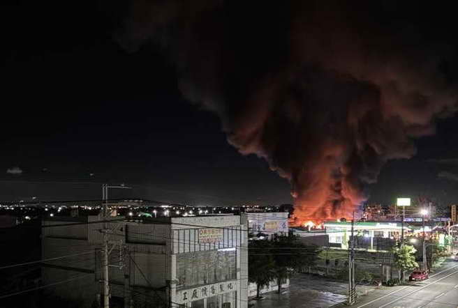 台灣新聞通訊社-台南鐵皮工廠大火「濃煙竄天」 佳里人驚呼:好嚴重