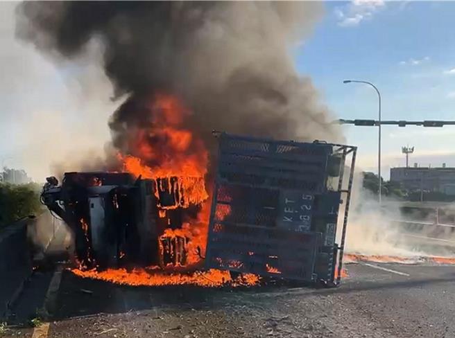台灣新聞通訊社-火燒車、翻車事故連發!中山高北上彰化員林埔鹽段車流紫爆