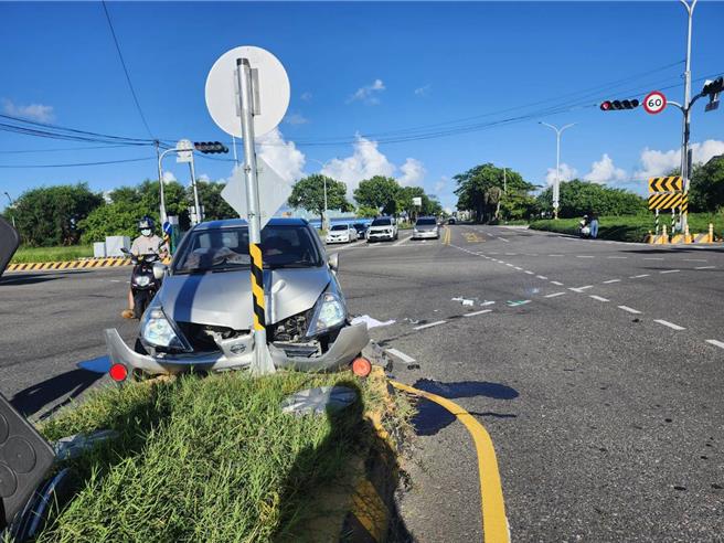 台灣新聞通訊社-高雄湖內自小客車自撞分隔島 53歲駕駛送醫搶救不治