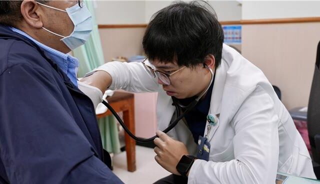 台灣新聞通訊社-沒在面前抽菸2歲孫卻狂咳！醫揪元兇：阿公「三手菸」害的