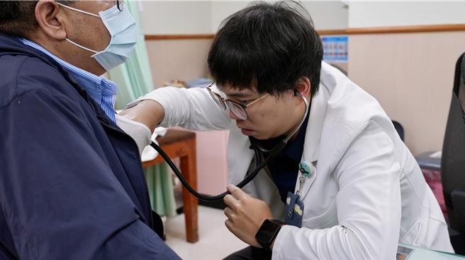 台灣新聞通訊社-沒在面前抽菸2歲孫卻狂咳!醫揪元兇:阿公「三手菸」害的
