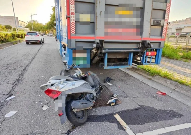 台灣新聞通訊社-大貨車違停奪命!台中騎士猛撞倒地 送醫搶救不治