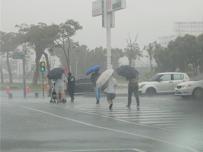 台灣新聞通訊社-巴威逼近明晚變天 專家曝風雨最猛地區:時間長且持續