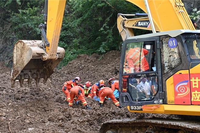 台灣新聞通訊社-甘肅宕昌山崩搜救工作結束 共釀21死 33名受困者全數救出