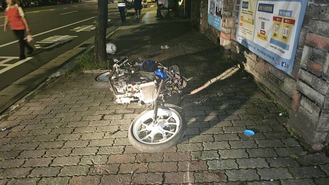 台灣新聞通訊社-新店深夜離奇車禍!19歲騎士「猛撞人行道牆壁」命危