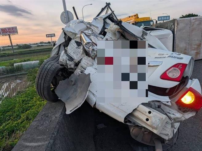 台灣新聞通訊社-貨車下交流道狂掃兩車!豐田神車挨撞逆向掛在外側護欄