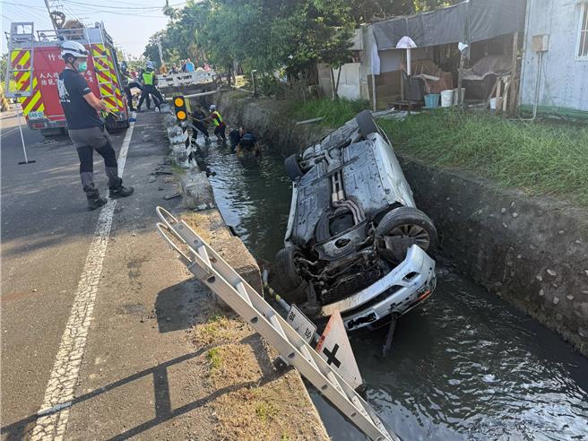 台灣新聞通訊社-屏東汽機車碰撞釀2死!騎士、乘客拋飛大排水溝 雙雙不治